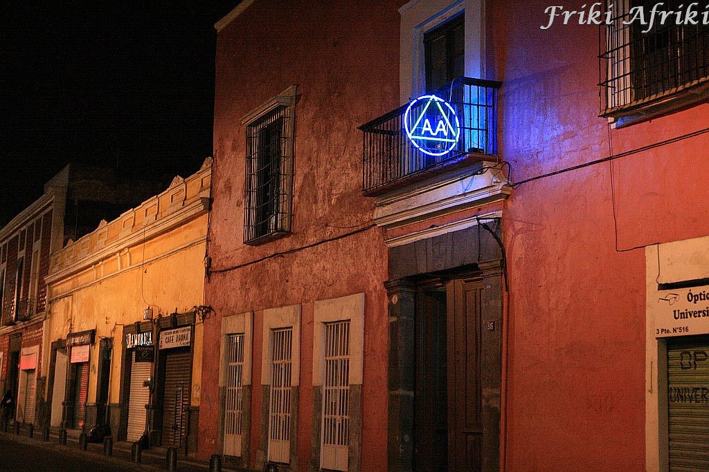 Ruch AA jest wszędzie w Meksyku, ale z podswietlanymi neonami widzieliśmy tylko w Puebli