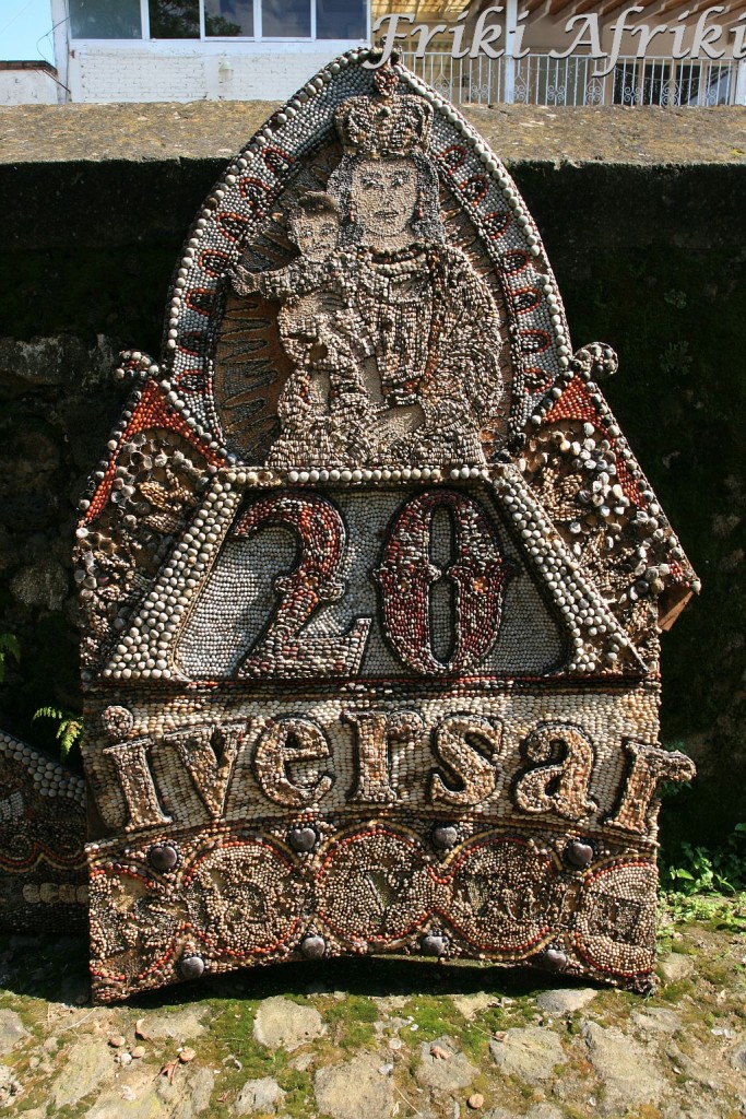 Dekorowana przez Indian brama - cała z nasion i orzeszków