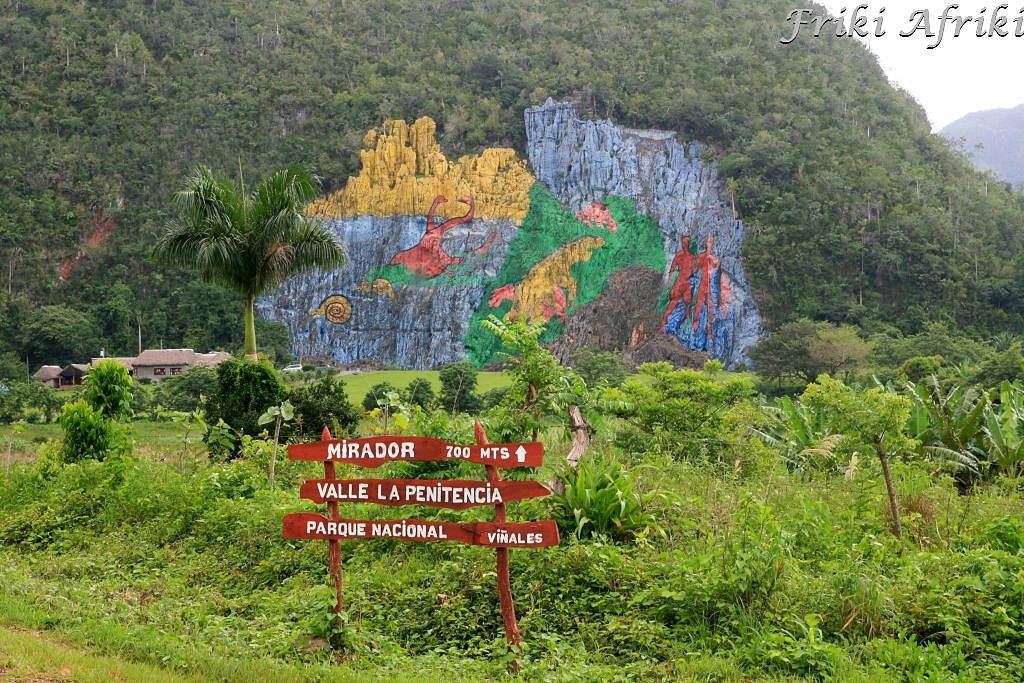 Mural de la Prehistoria - dość oryginalny i psychodeliczny twór na ścianie skalnej