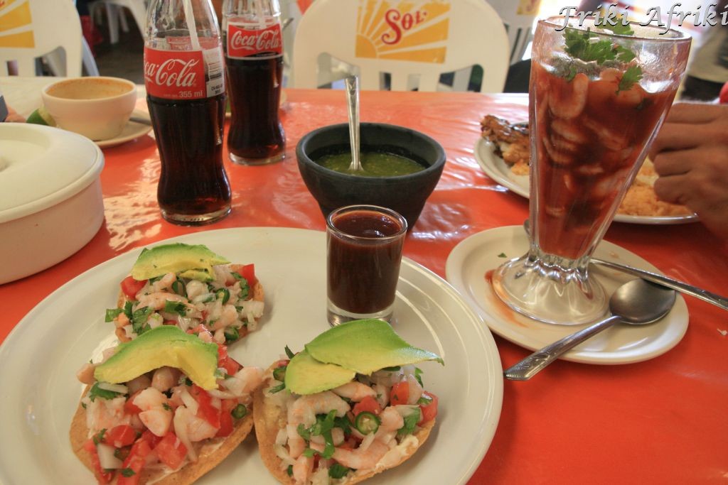 Krewetkowa uczta: tacos i coctel de camarones (w szklance)