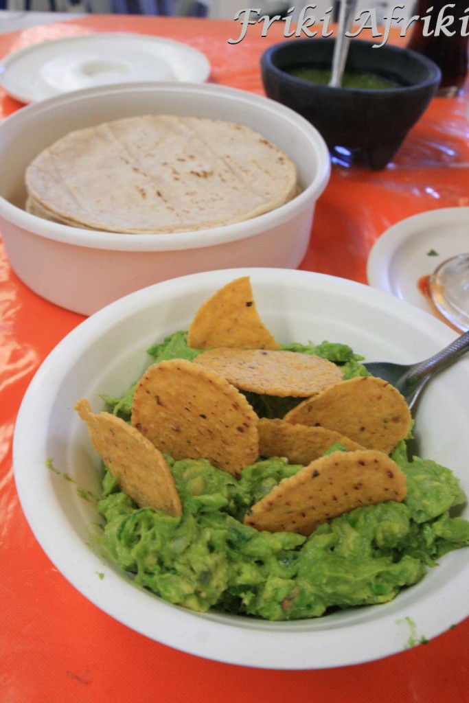Przepyszne guacamole... i tortille w tle