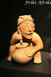 Jak to w muzeum, sporo glinianych garneczków i figurek - ta nas urzekła przebiegłą miną