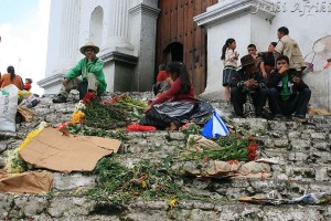 Przed wejściem do Kościoła Św. Tomasza w Chichicastenango