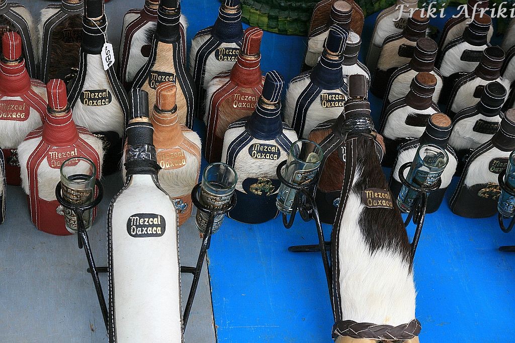 Przybajerzone butelki z mezcalem