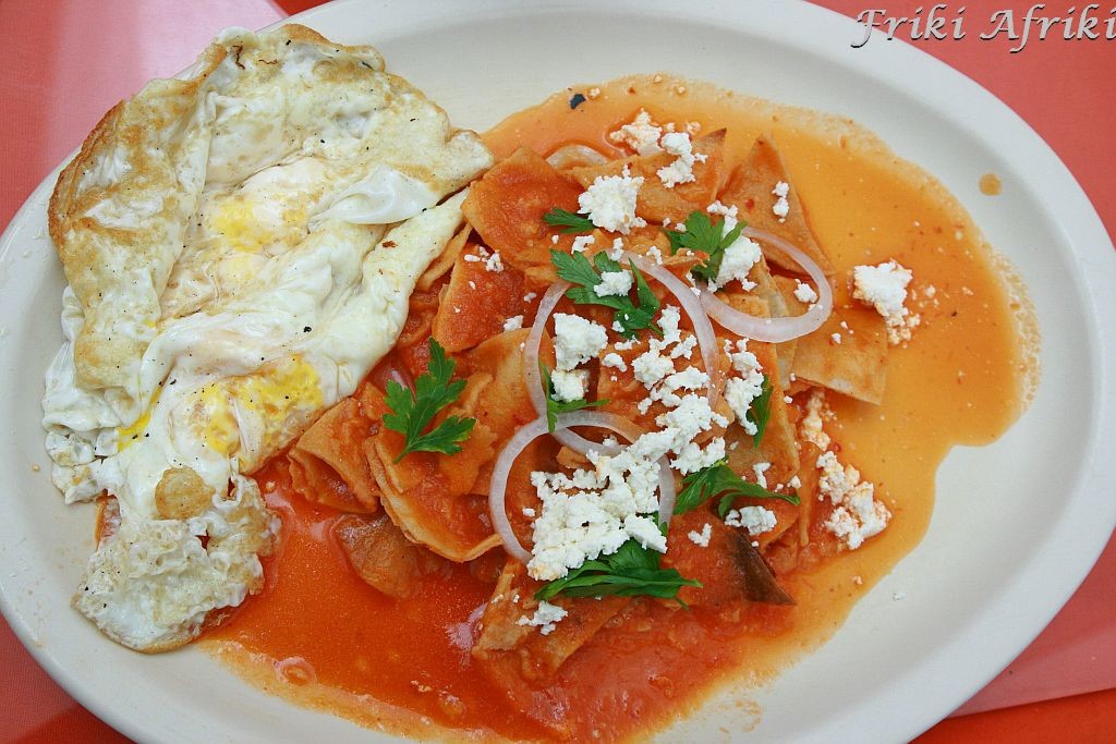 Sniadanko, a raczej jego fragment - owoce, bułki i kawa poza kadrem ;)