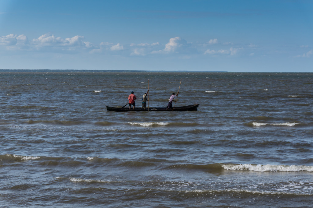 Większość osób utrzymuje się z rybołówstwa - wielu używa tradycyjnych łódek