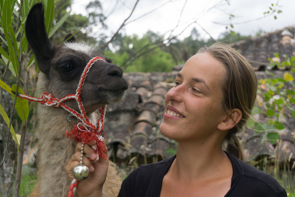 Wcale nie chodzi o to, że Ania ma mało bluzek - to przemyślana kompozycja. Czerń podkreśla oczy lamy